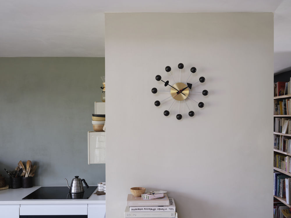 https://bo.alinhadavizinha.com/FileUploads/produtos/acessorios/casa/201_250_06_ball-clock_preto_3.jpg