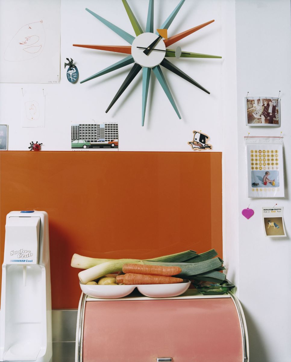 https://bo.alinhadavizinha.com/FileUploads/produtos/acessorios/casa/201_253_01_sunburst-clock_multicor_4.jpg
