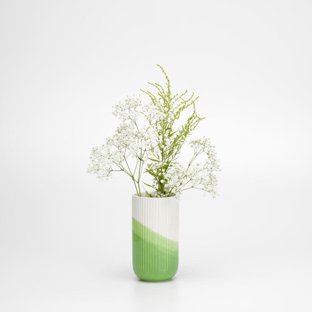 https://bo.alinhadavizinha.com/FileUploads/produtos/acessorios/casa/201_382_03_heeringbone-vase-estriado_verde_2.jpg