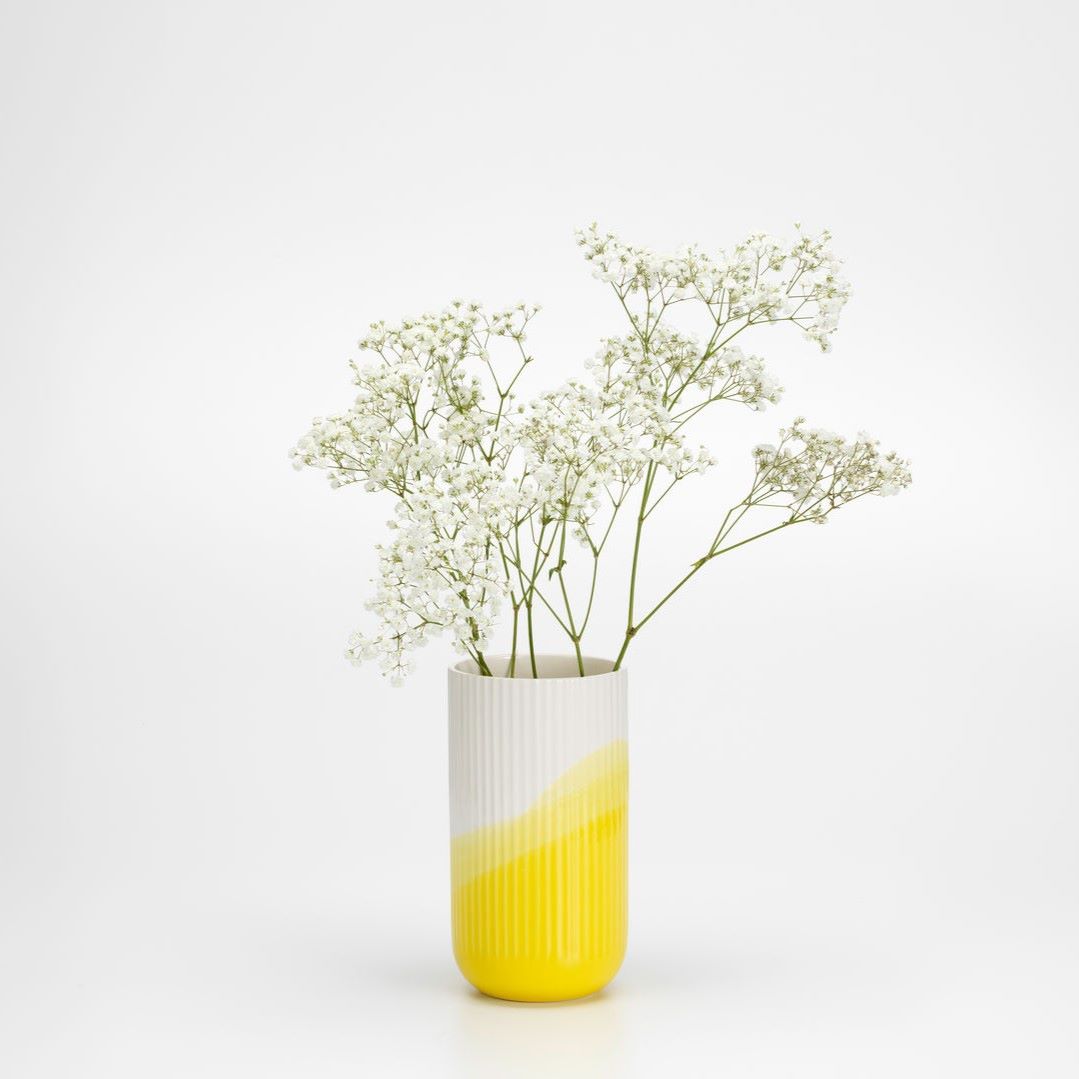 https://bo.alinhadavizinha.com/FileUploads/produtos/acessorios/casa/201_382_04_heeringbone-vase-estriado_amarelo_2.jpg