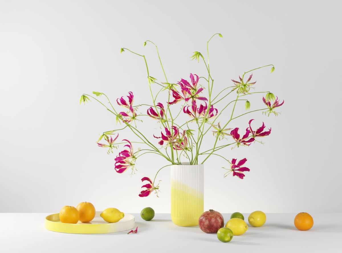 https://bo.alinhadavizinha.com/FileUploads/produtos/acessorios/casa/201_382_04_heeringbone-vase-estriado_amarelo_3.jpg