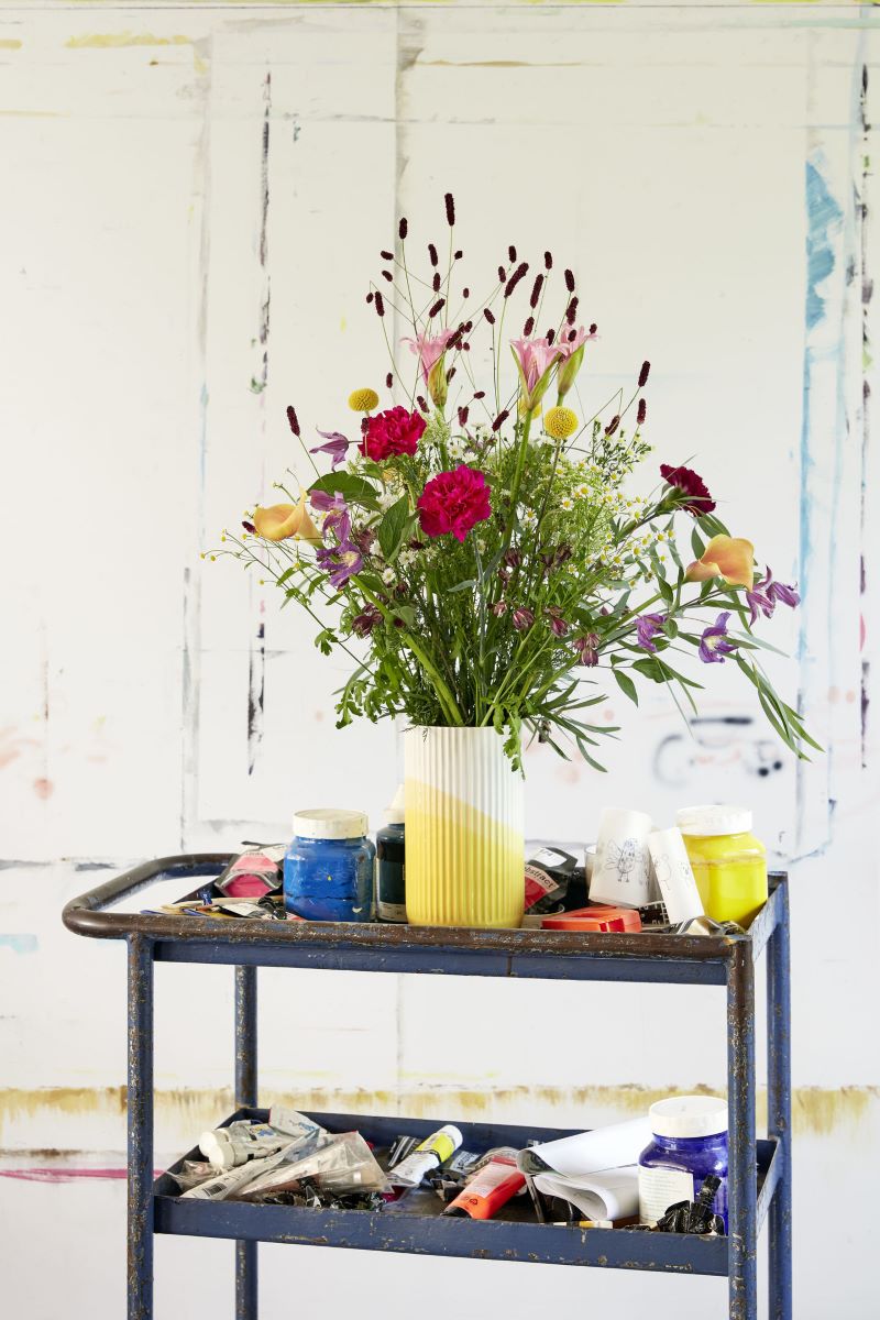 https://bo.alinhadavizinha.com/FileUploads/produtos/acessorios/casa/201_382_04_heeringbone-vase-estriado_amarelo_4.jpg