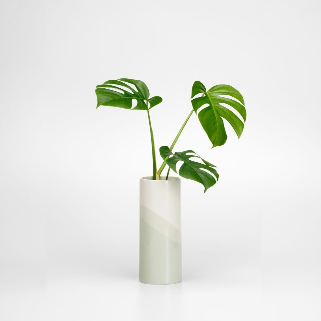 https://bo.alinhadavizinha.com/FileUploads/produtos/acessorios/casa/201_382_05_heeringbone-vase-liso_areia_2.jpg