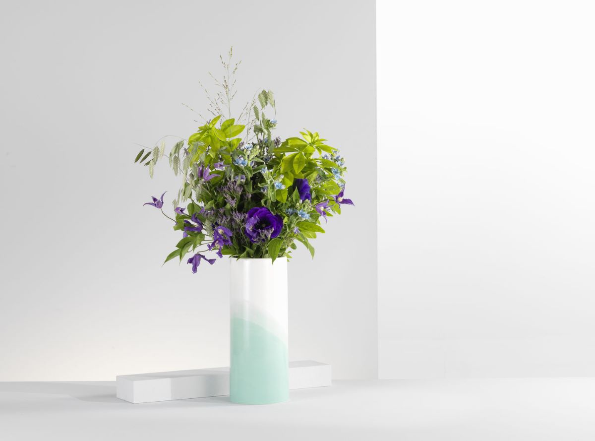 https://bo.alinhadavizinha.com/FileUploads/produtos/acessorios/casa/201_382_06_heeringbone-vase-liso_azul-claro_3.jpg