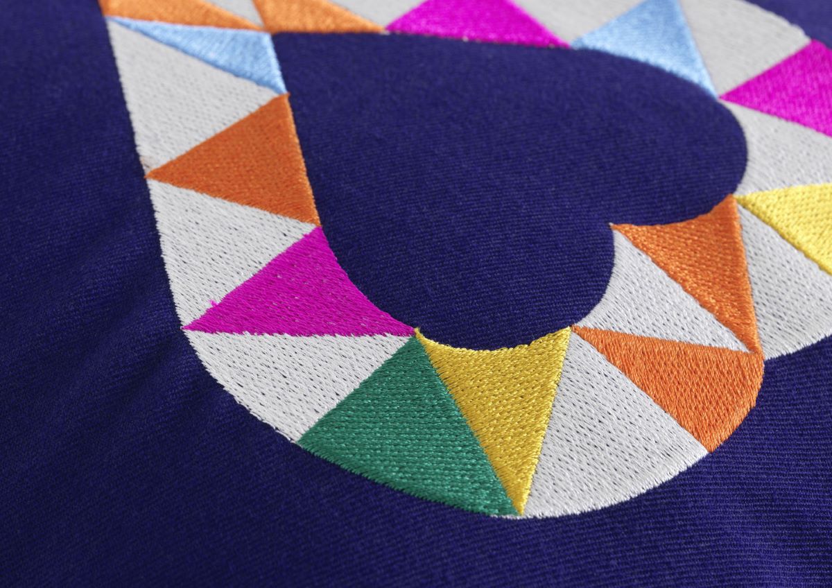 https://bo.alinhadavizinha.com/FileUploads/produtos/acessorios/casa/201_633_08_embroidered-pillows_double-heart-2_2.jpg