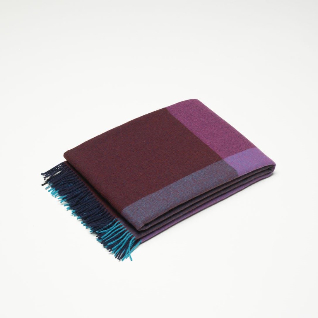 https://bo.alinhadavizinha.com/FileUploads/produtos/acessorios/casa/201_639_01_colour-block-blankets_vermelho_2.jpg