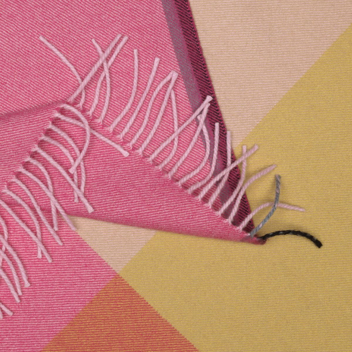 https://bo.alinhadavizinha.com/FileUploads/produtos/acessorios/casa/201_639_02_colour-block-blankets_rosa_3.jpg