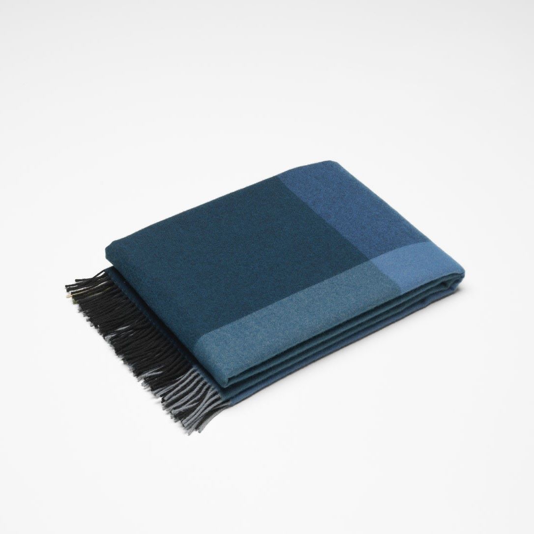 https://bo.alinhadavizinha.com/FileUploads/produtos/acessorios/casa/201_639_03_colour-block-blankets_azul-escuro_2.jpg