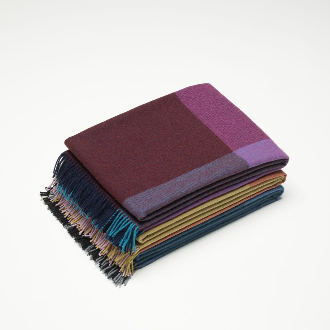 https://bo.alinhadavizinha.com/FileUploads/produtos/acessorios/casa/201_639_03_colour-block-blankets_azul-escuro_4.jpg