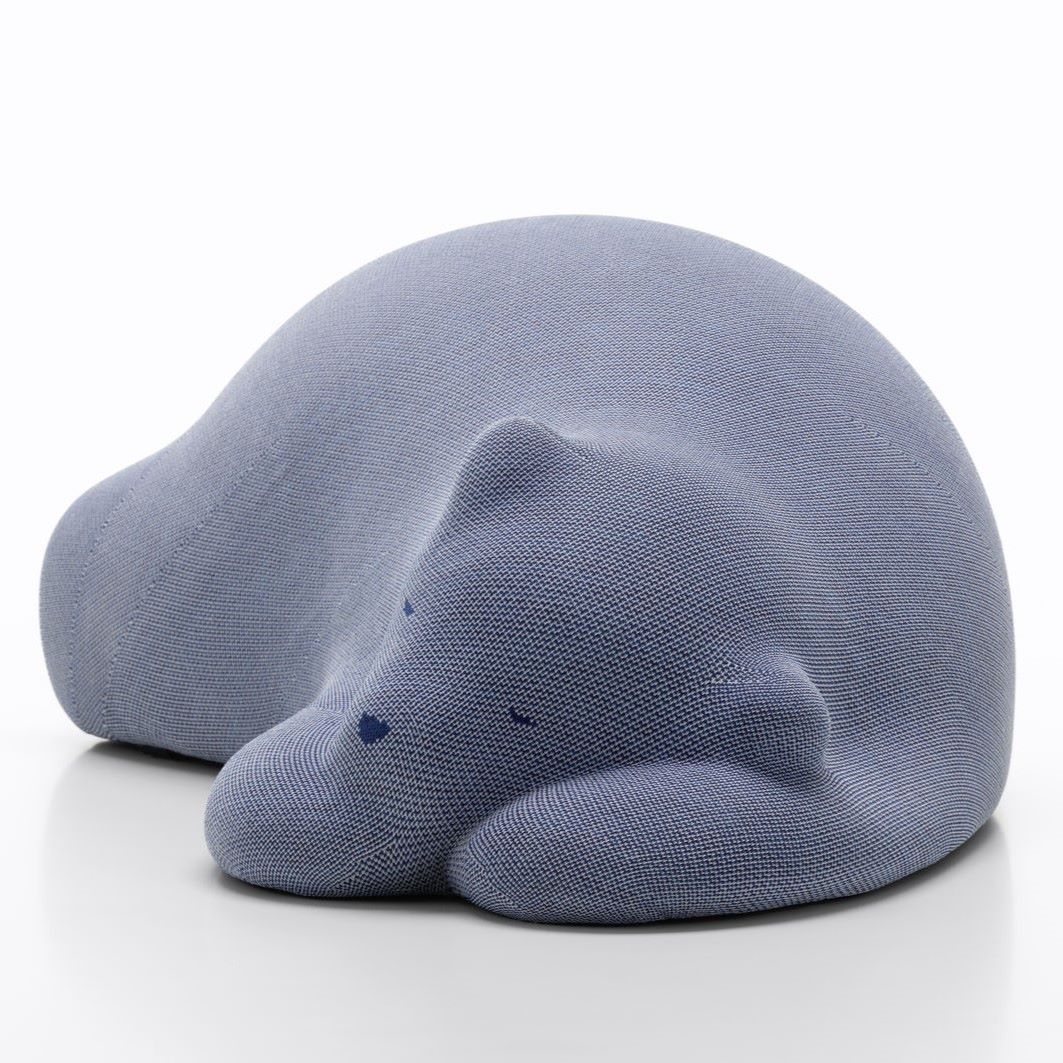 https://bo.alinhadavizinha.com/FileUploads/produtos/acessorios/casa/201_655_09_resting-bear_azul-cinza_2.jpg