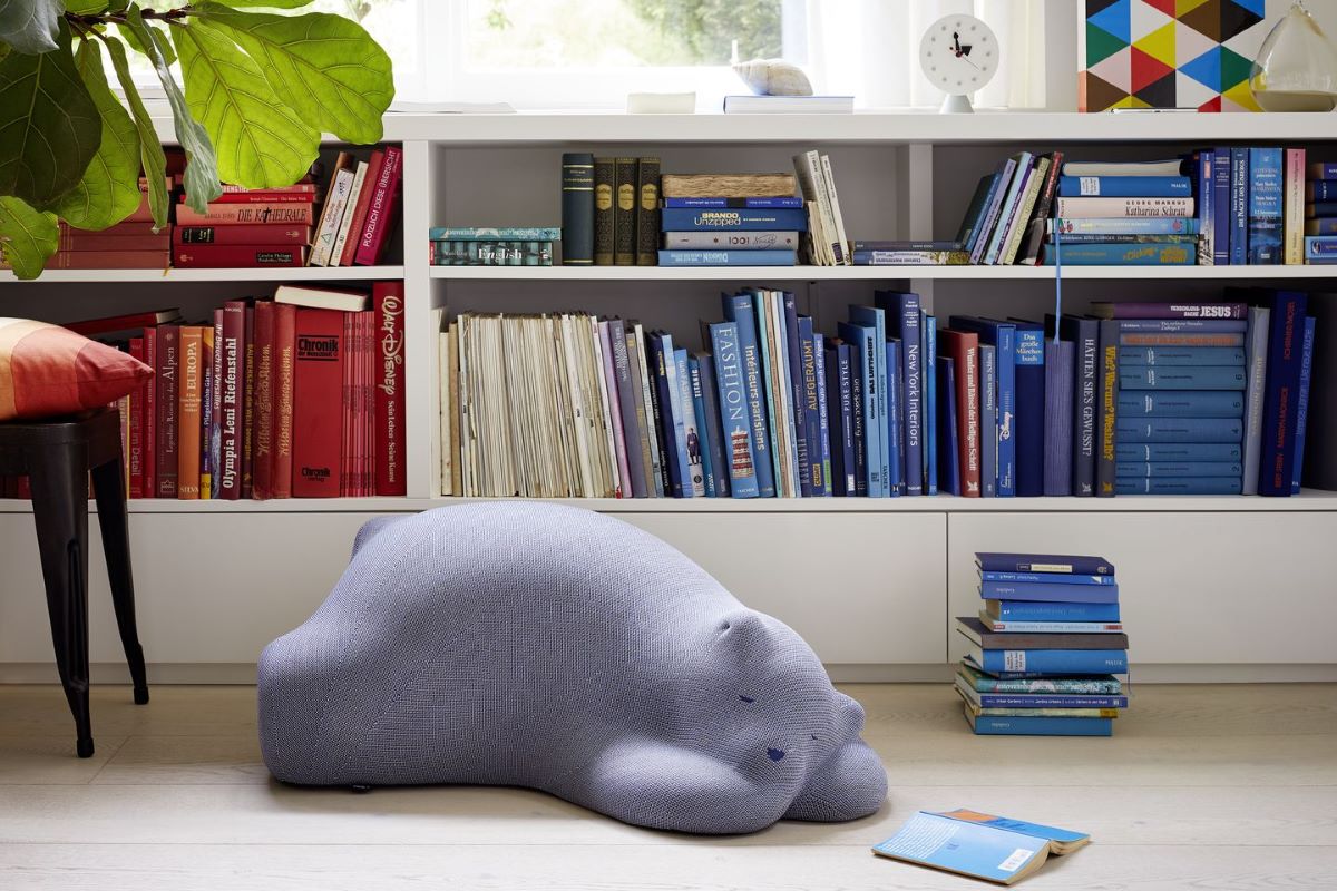 https://bo.alinhadavizinha.com/FileUploads/produtos/acessorios/casa/201_655_09_resting-bear_azul-cinza_3.jpg