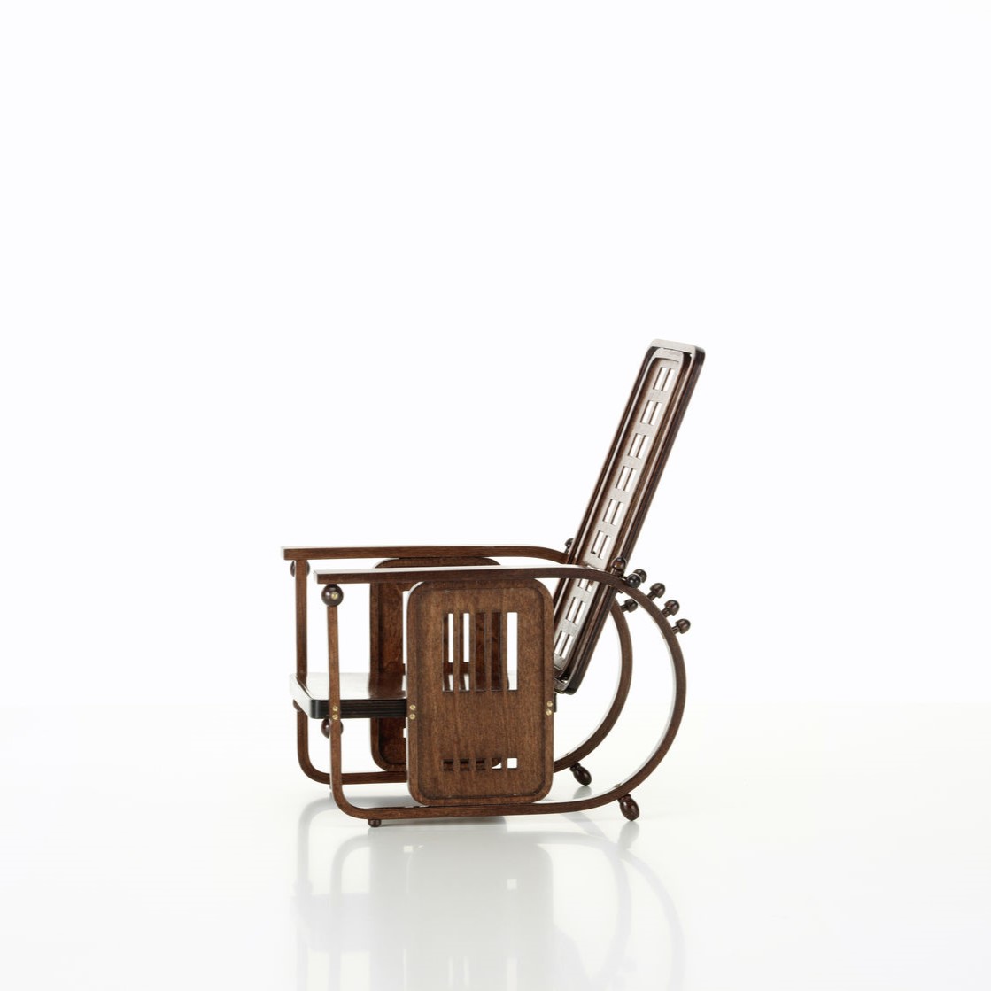 https://bo.alinhadavizinha.com/FileUploads/produtos/acessorios/casa/202_011_01_miniatures-collection_sitzmaschine_1.jpg