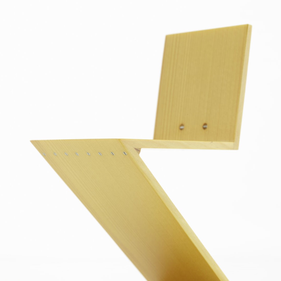 https://bo.alinhadavizinha.com/FileUploads/produtos/acessorios/casa/202_071_01_miniatures-collection_zig-zag-stoel_2.jpg