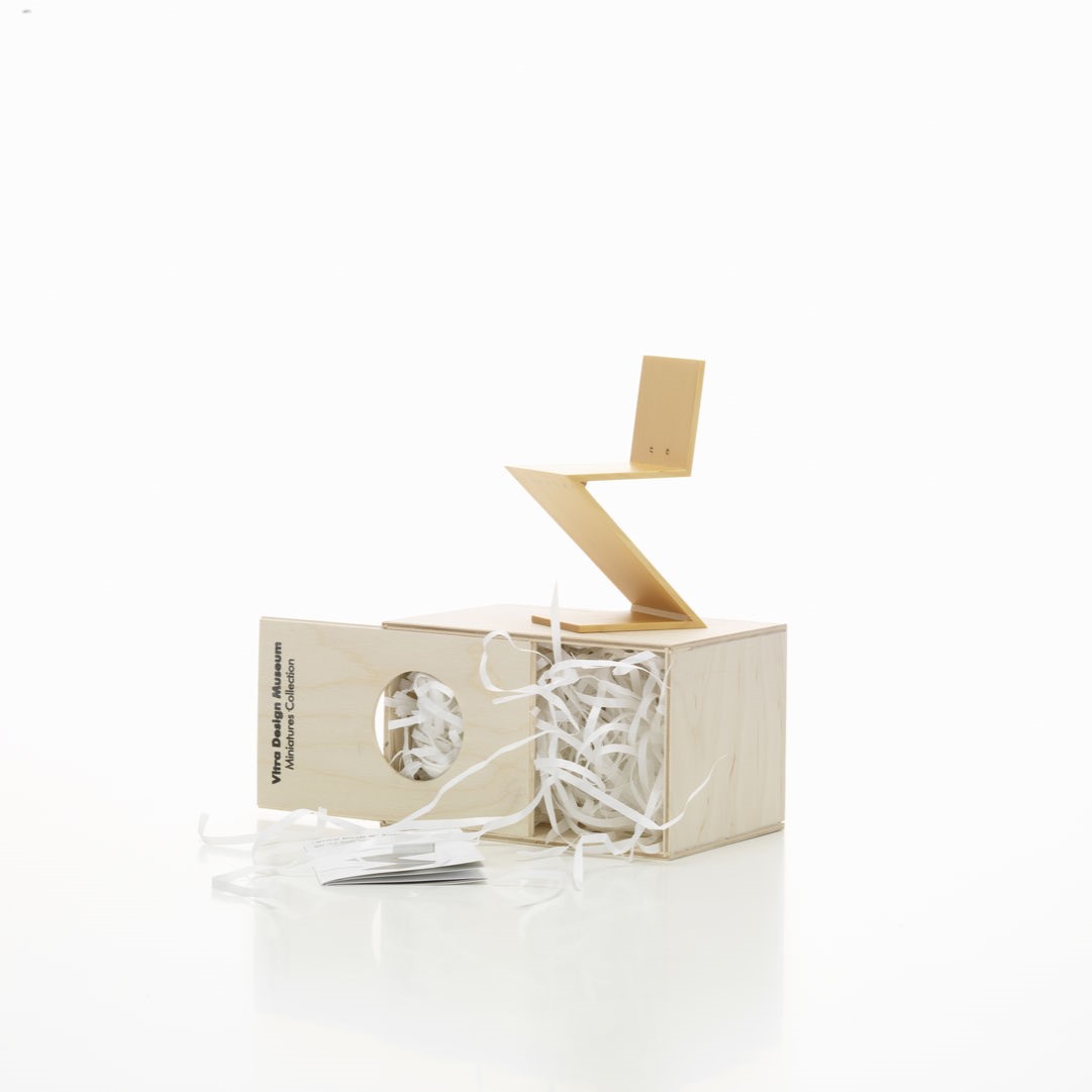 https://bo.alinhadavizinha.com/FileUploads/produtos/acessorios/casa/202_071_01_miniatures-collection_zig-zag-stoel_3.jpg