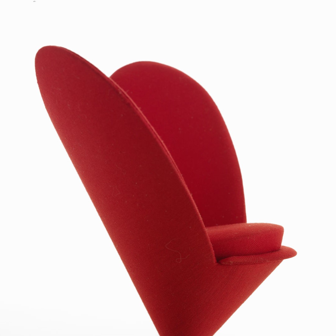https://bo.alinhadavizinha.com/FileUploads/produtos/acessorios/casa/202_121_01_miniatures-collection_heart-shaped-cone-chair_3.jpg