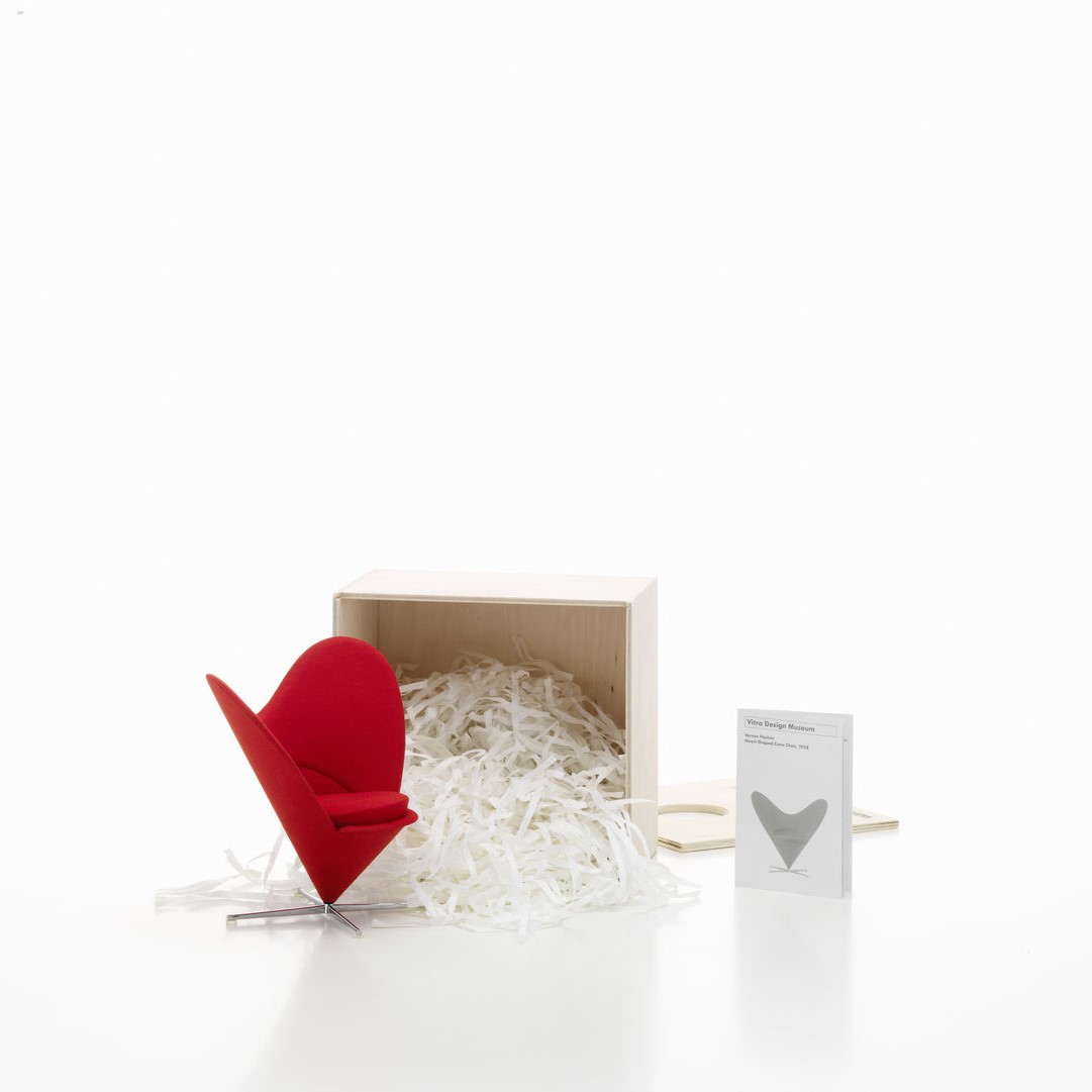 https://bo.alinhadavizinha.com/FileUploads/produtos/acessorios/casa/202_121_01_miniatures-collection_heart-shaped-cone-chair_4.jpg
