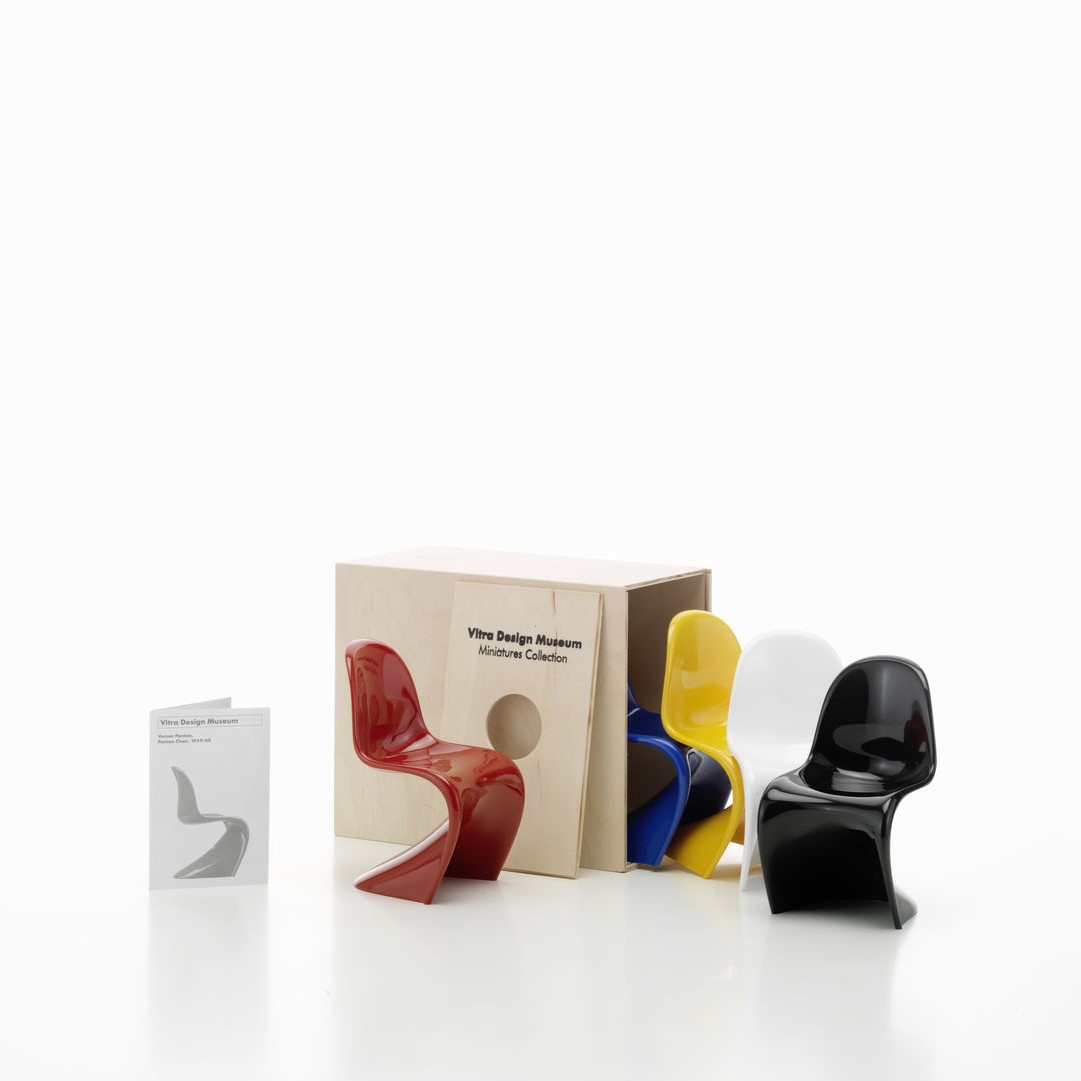 https://bo.alinhadavizinha.com/FileUploads/produtos/acessorios/casa/202_131_01_miniatures-collection_panton-chairs-juego-de-5_3.jpg
