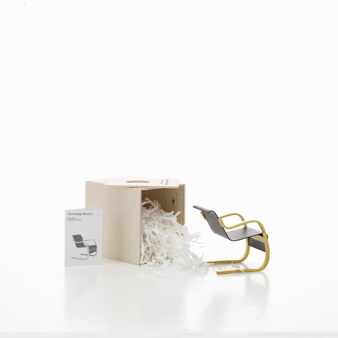 https://bo.alinhadavizinha.com/FileUploads/produtos/acessorios/casa/202_162_01_miniatures-collection_armchair-nr-42_2.jpg