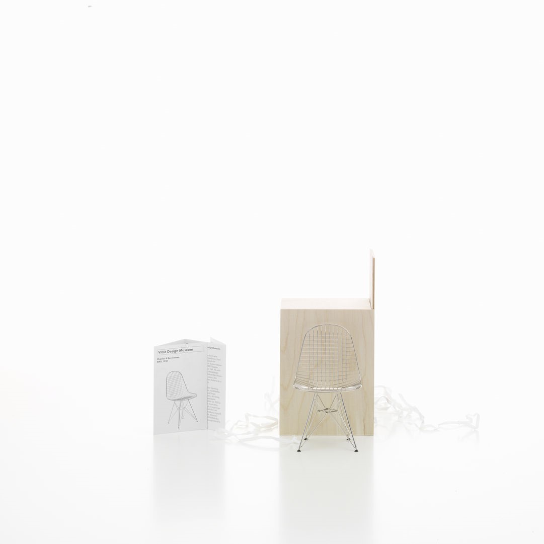 https://bo.alinhadavizinha.com/FileUploads/produtos/acessorios/casa/202_191_01_miniatures-collection_dkr-wire-chair_4.jpg