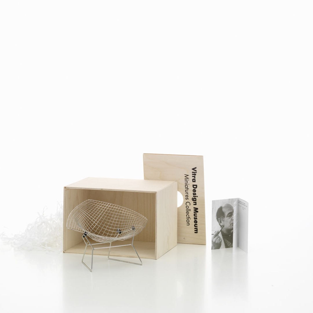 https://bo.alinhadavizinha.com/FileUploads/produtos/acessorios/casa/202_251_01_miniatures-collection_diamond-chair_3.jpg