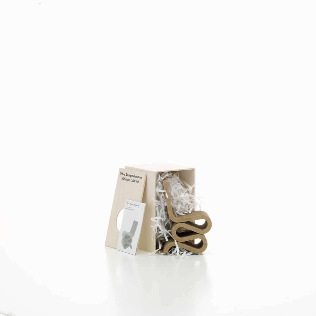 https://bo.alinhadavizinha.com/FileUploads/produtos/acessorios/casa/202_301_01_miniatures-collection_wiggle-side-chair_3.jpg