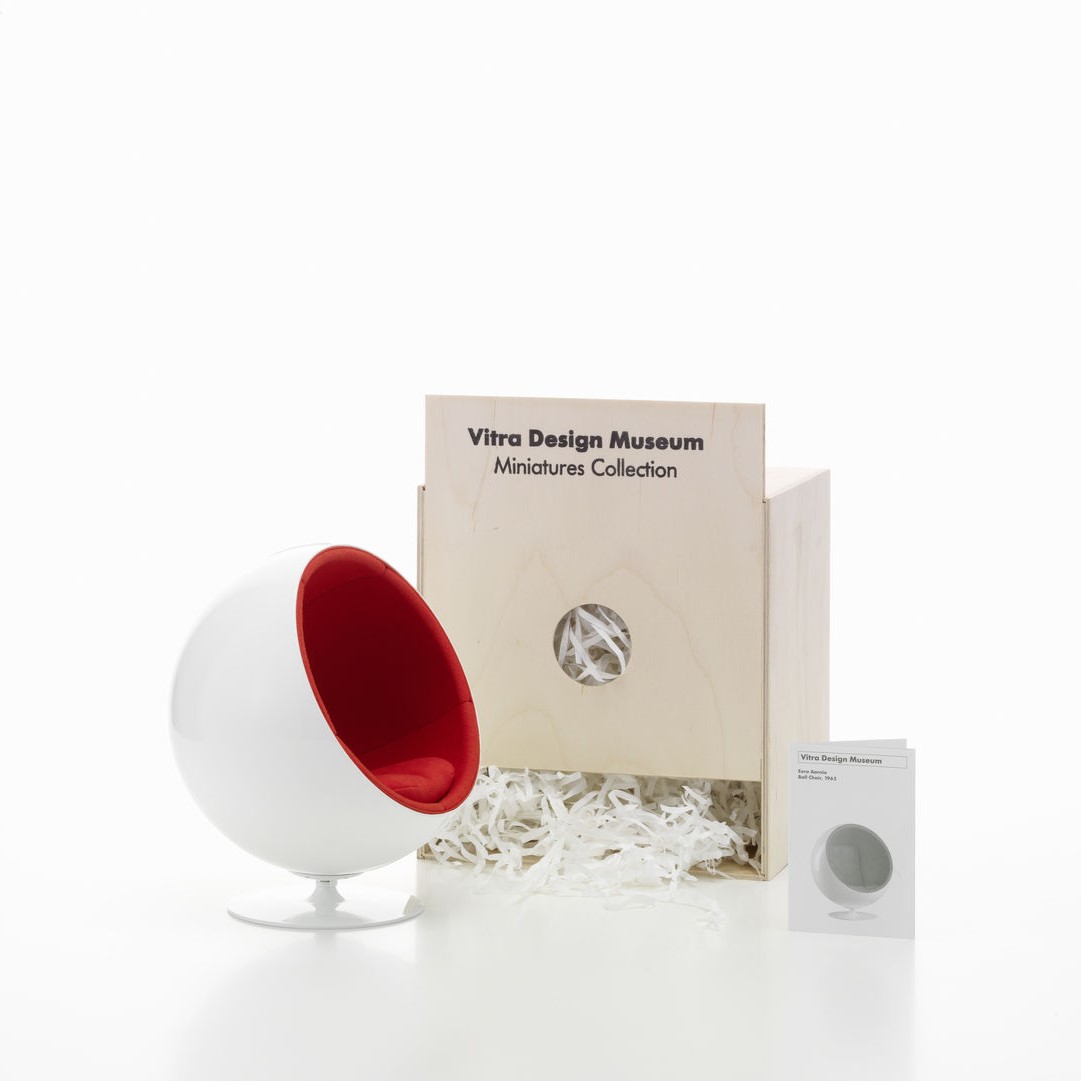 https://bo.alinhadavizinha.com/FileUploads/produtos/acessorios/casa/202_381_01_miniatures-collection_ball-chair_2.jpg