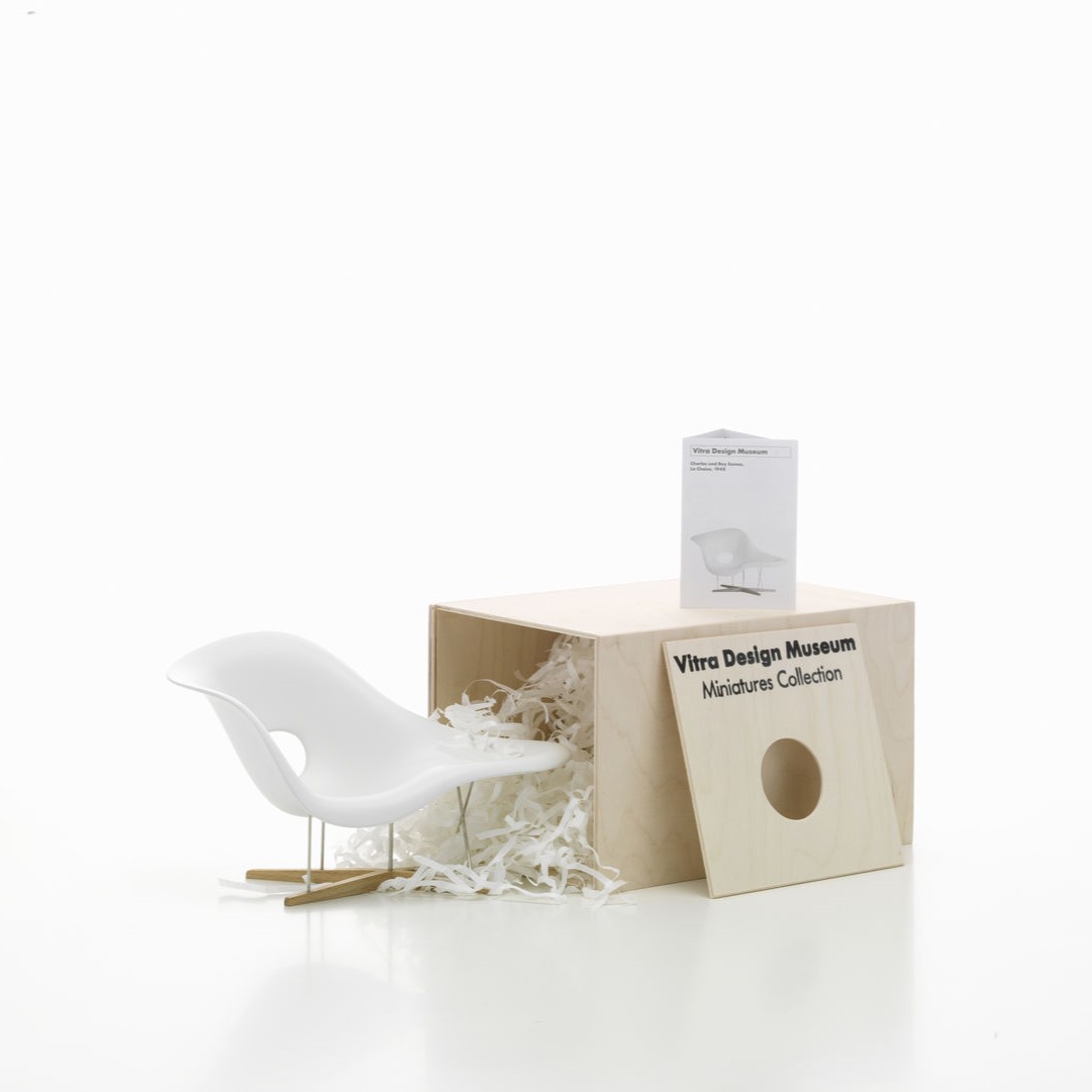 https://bo.alinhadavizinha.com/FileUploads/produtos/acessorios/casa/202_401_01_miniatures-collection_la-chaise_3.jpg