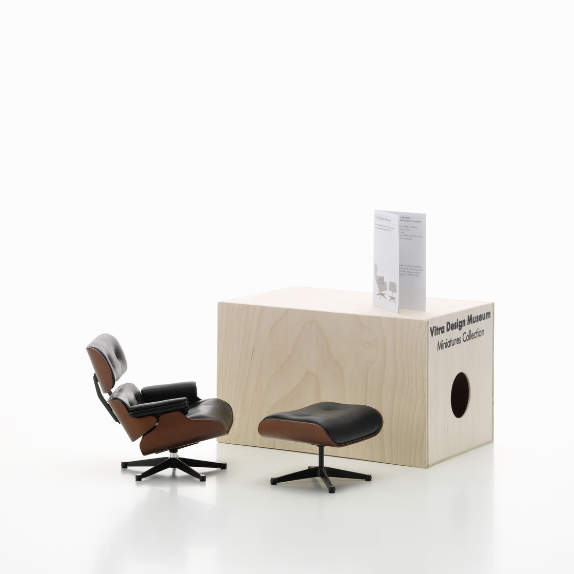 https://bo.alinhadavizinha.com/FileUploads/produtos/acessorios/casa/202_411_01_miniatures-collection_lounge-chair-ottoman_3.jpg