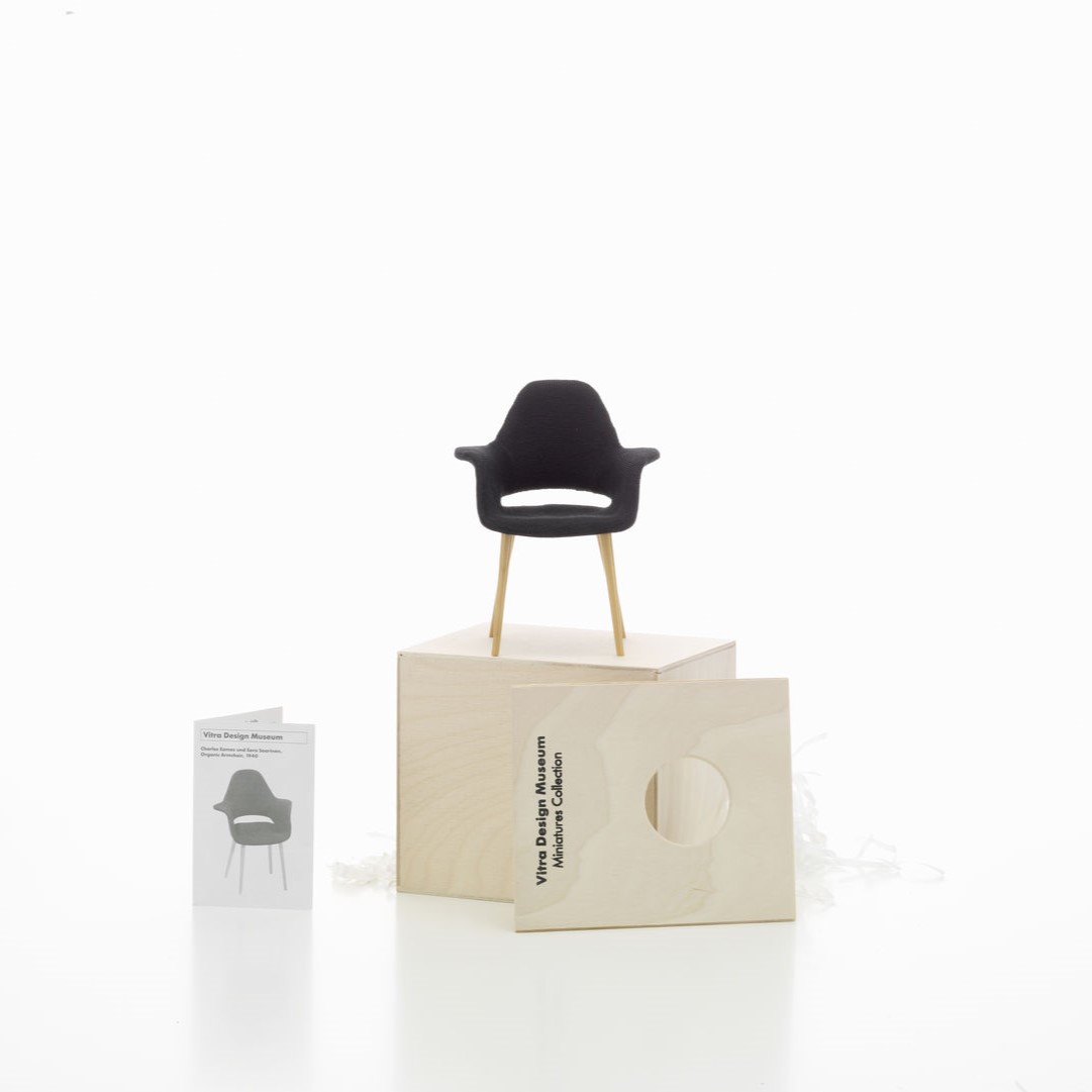 https://bo.alinhadavizinha.com/FileUploads/produtos/acessorios/casa/202_461_01_miniatures-collection_organic-armchair_3.jpg