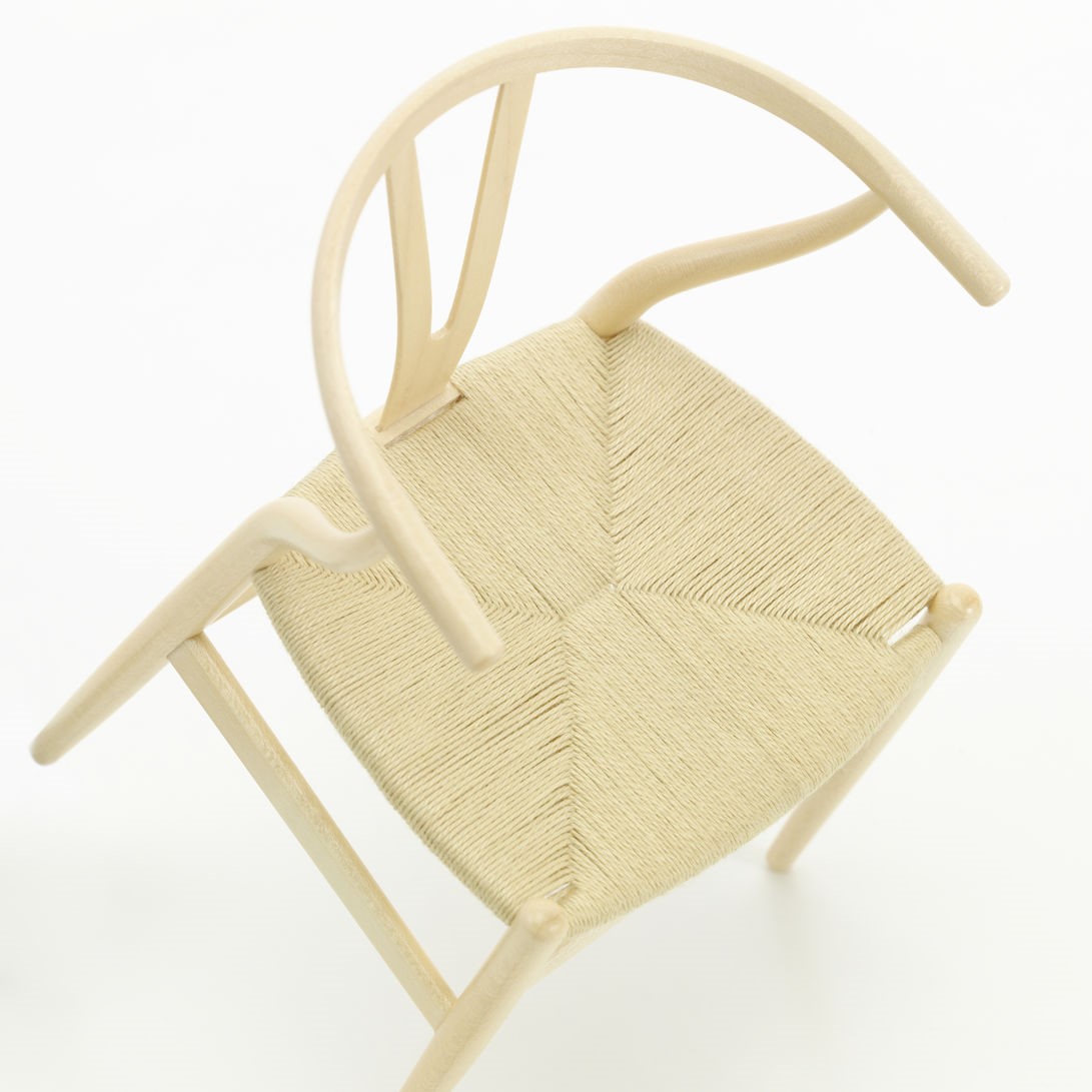 https://bo.alinhadavizinha.com/FileUploads/produtos/acessorios/casa/202_507_01_miniatures-collection_y-chair_2.jpg