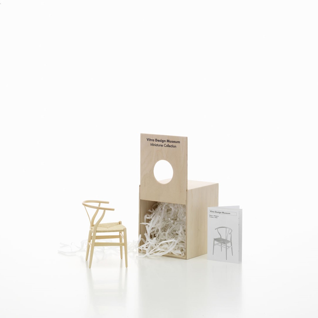 https://bo.alinhadavizinha.com/FileUploads/produtos/acessorios/casa/202_507_01_miniatures-collection_y-chair_3.jpg