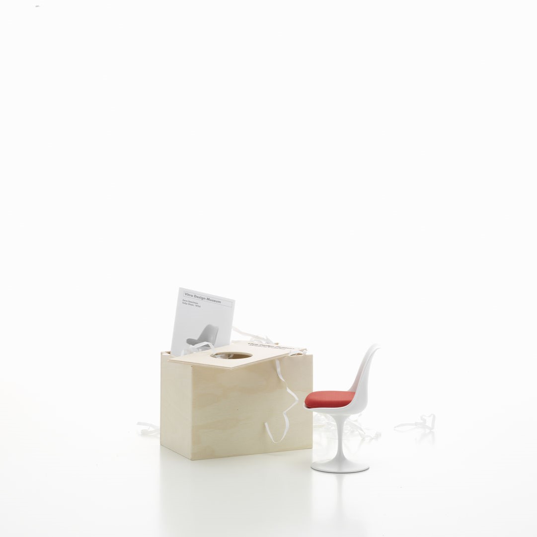 https://bo.alinhadavizinha.com/FileUploads/produtos/acessorios/casa/202_519_01_miniatures-collection_tulip-chair_3.jpg