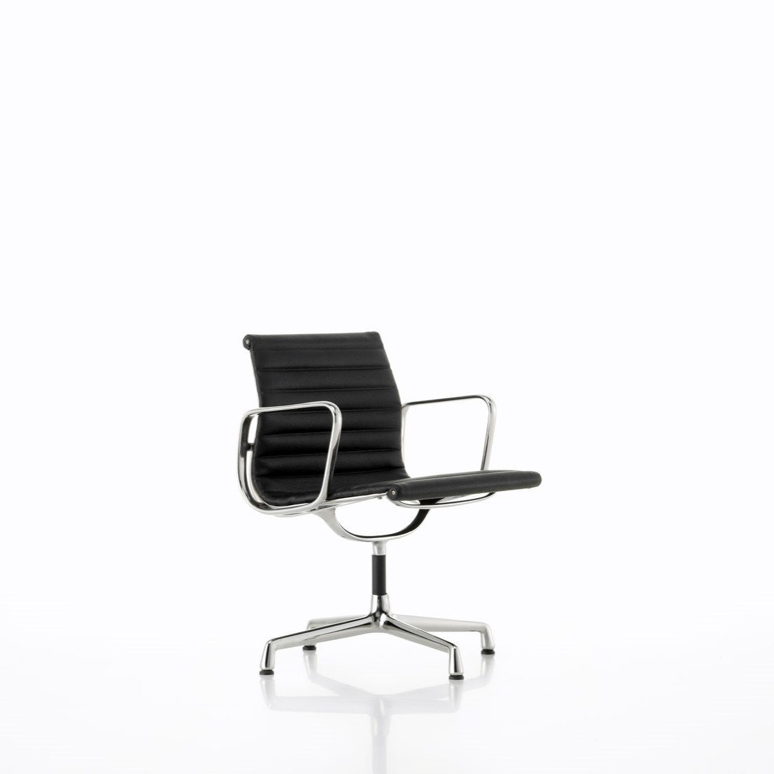 https://bo.alinhadavizinha.com/FileUploads/produtos/acessorios/casa/202_524_01_miniatures-collection_aluminium-chair_1.jpg
