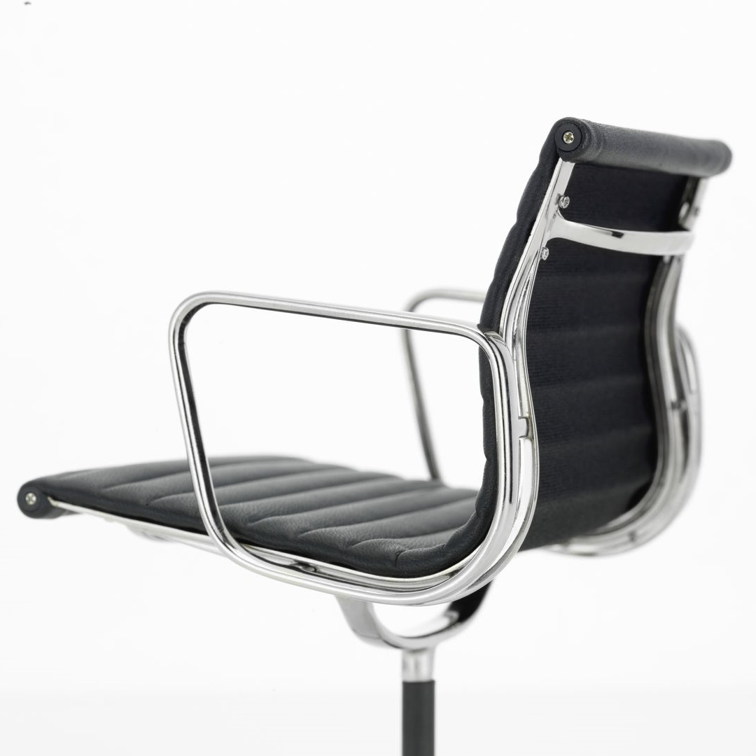https://bo.alinhadavizinha.com/FileUploads/produtos/acessorios/casa/202_524_01_miniatures-collection_aluminium-chair_2.jpg