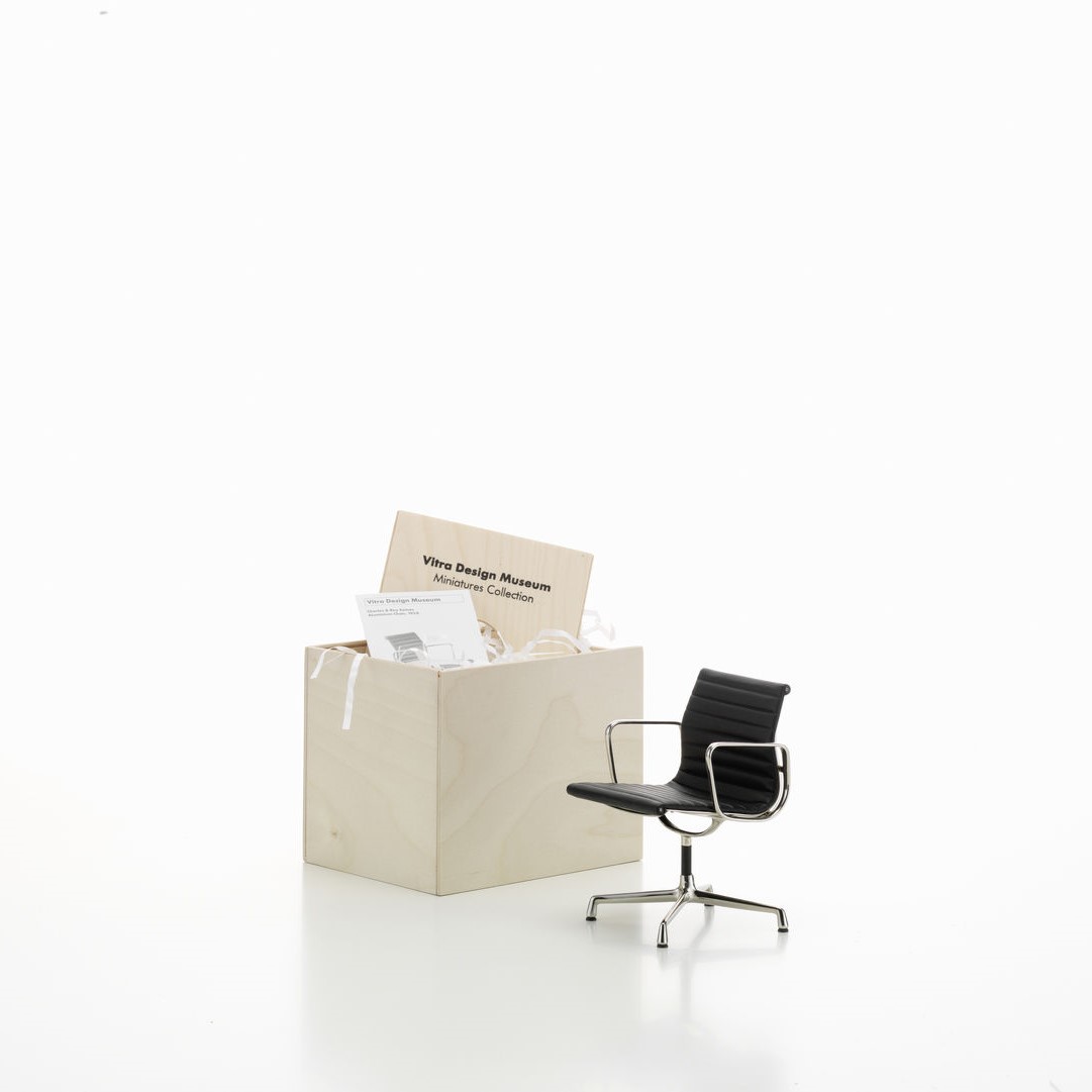 https://bo.alinhadavizinha.com/FileUploads/produtos/acessorios/casa/202_524_01_miniatures-collection_aluminium-chair_3.jpg