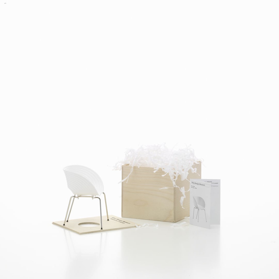 https://bo.alinhadavizinha.com/FileUploads/produtos/acessorios/casa/202_529_01_miniatures-collection_tom-vac-chair_3.jpg