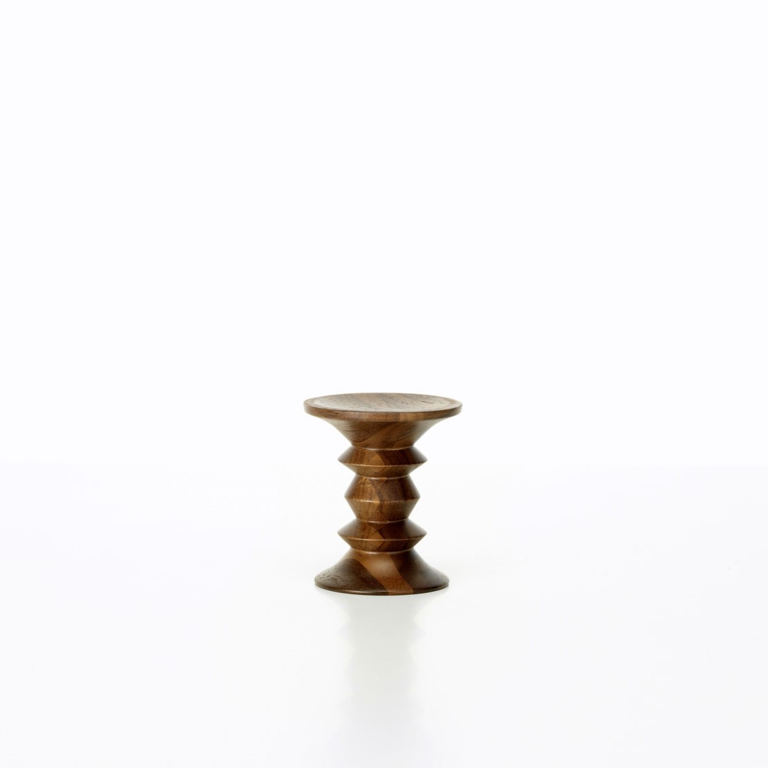 https://bo.alinhadavizinha.com/FileUploads/produtos/acessorios/casa/202_564_01_miniatures-collection_stool_modelo-a_1.jpg