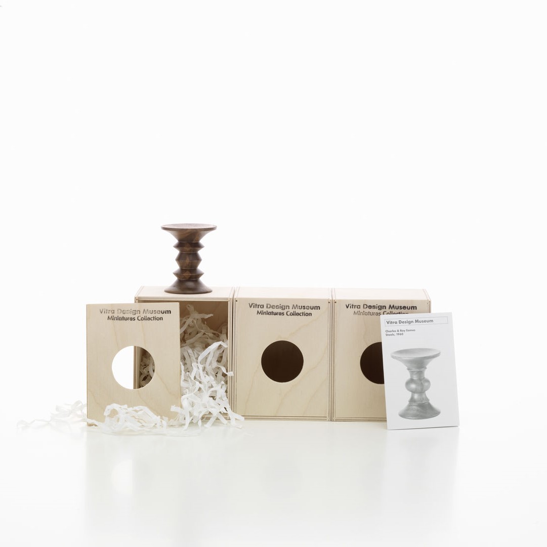 https://bo.alinhadavizinha.com/FileUploads/produtos/acessorios/casa/202_564_01_miniatures-collection_stool_modelo-a_2.jpg