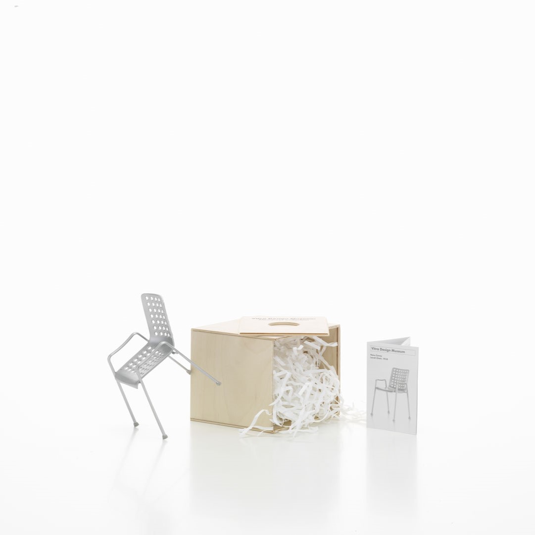 https://bo.alinhadavizinha.com/FileUploads/produtos/acessorios/casa/202_567_01_miniatures-collection_silla-landi_3.jpg