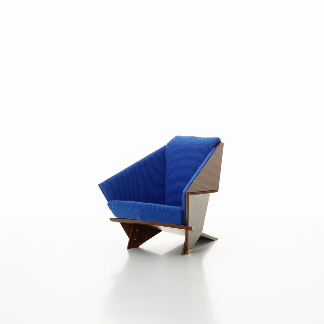 https://bo.alinhadavizinha.com/FileUploads/produtos/acessorios/casa/202_569_01_miniatures-collection_taliesin-west-armchair_1.jpg