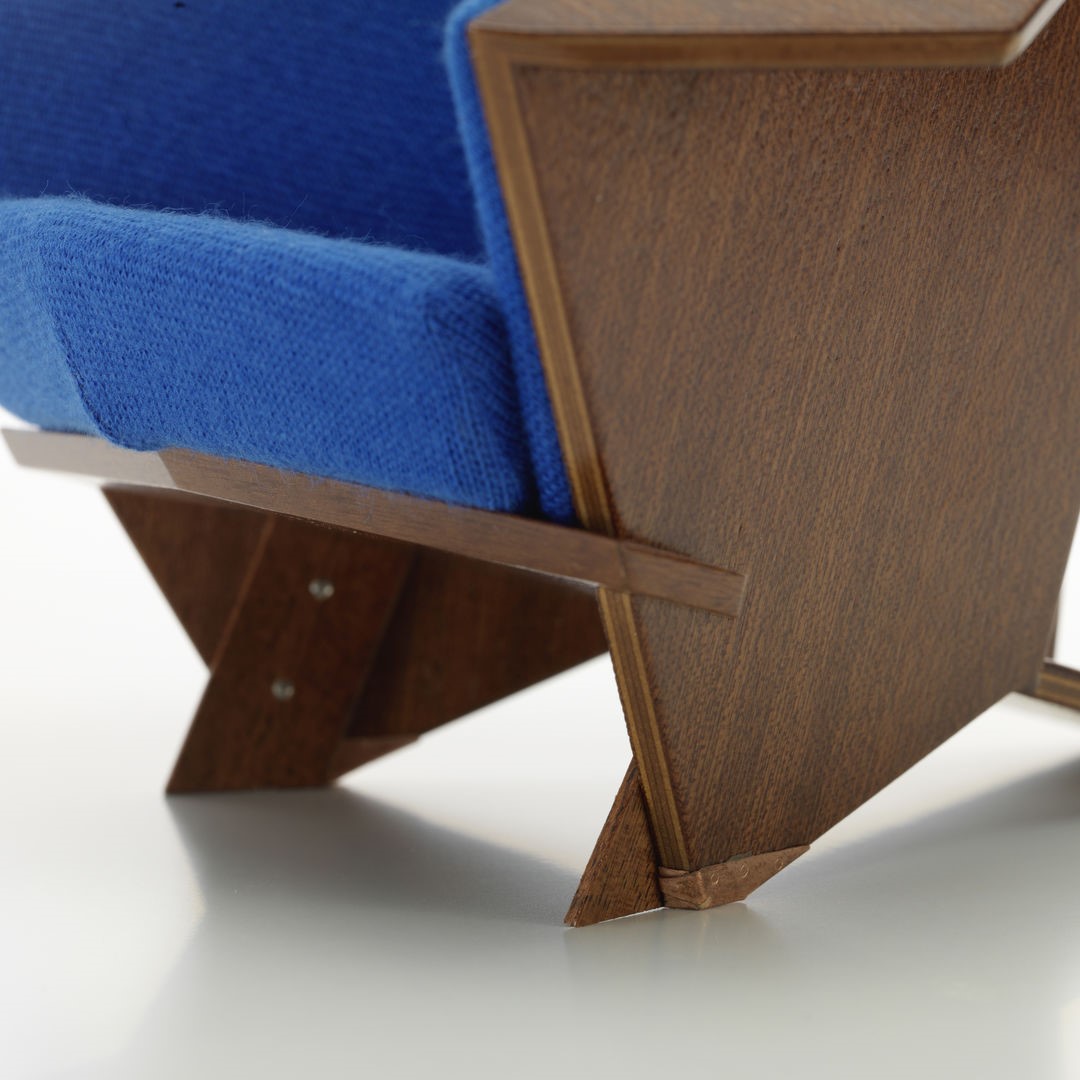 https://bo.alinhadavizinha.com/FileUploads/produtos/acessorios/casa/202_569_01_miniatures-collection_taliesin-west-armchair_2.jpg