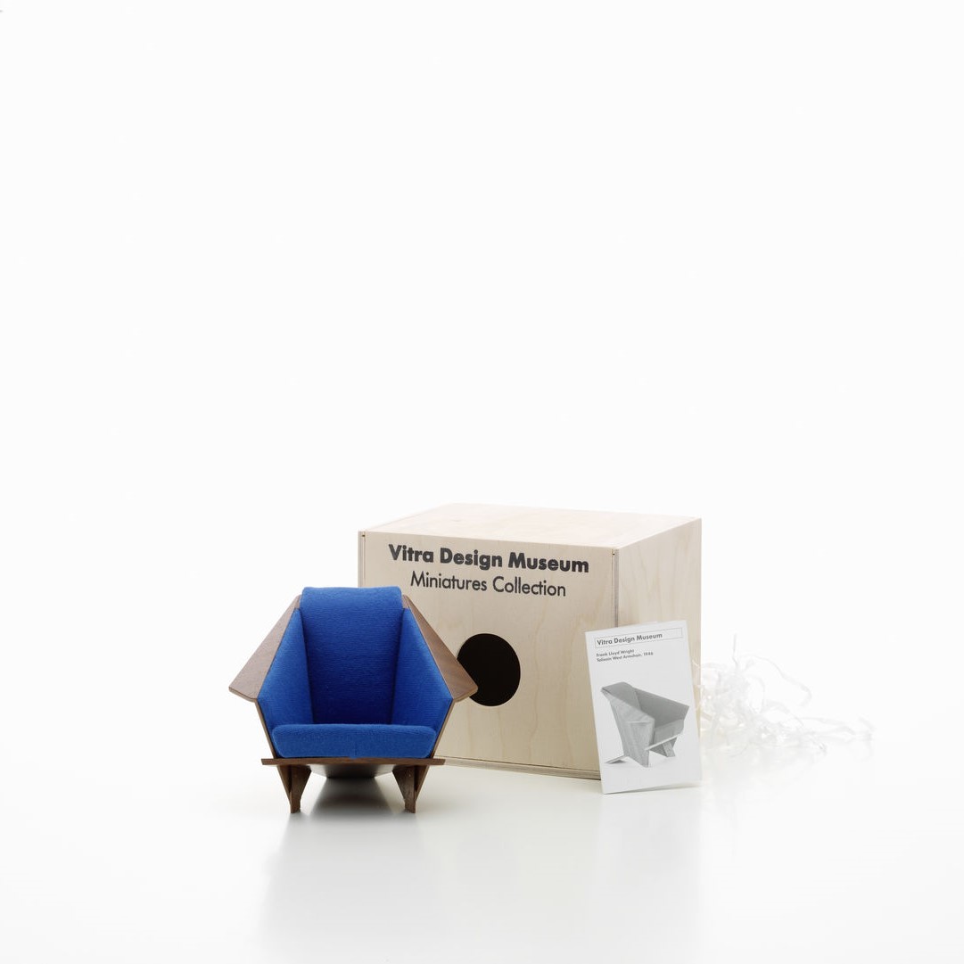 https://bo.alinhadavizinha.com/FileUploads/produtos/acessorios/casa/202_569_01_miniatures-collection_taliesin-west-armchair_3.jpg