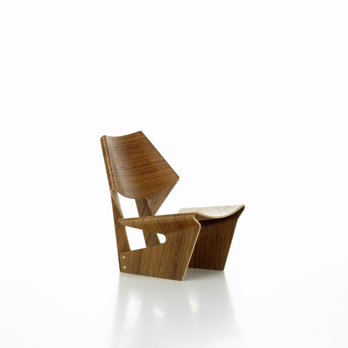 https://bo.alinhadavizinha.com/FileUploads/produtos/acessorios/casa/202_573_01_miniatures-collection_laminated-chair_1.jpg