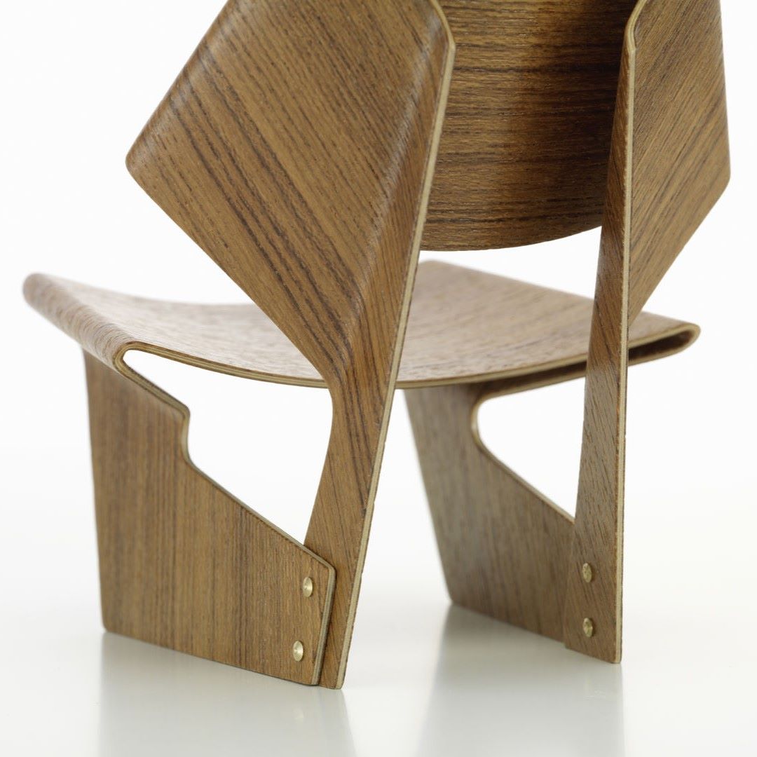 https://bo.alinhadavizinha.com/FileUploads/produtos/acessorios/casa/202_573_01_miniatures-collection_laminated-chair_2.jpg