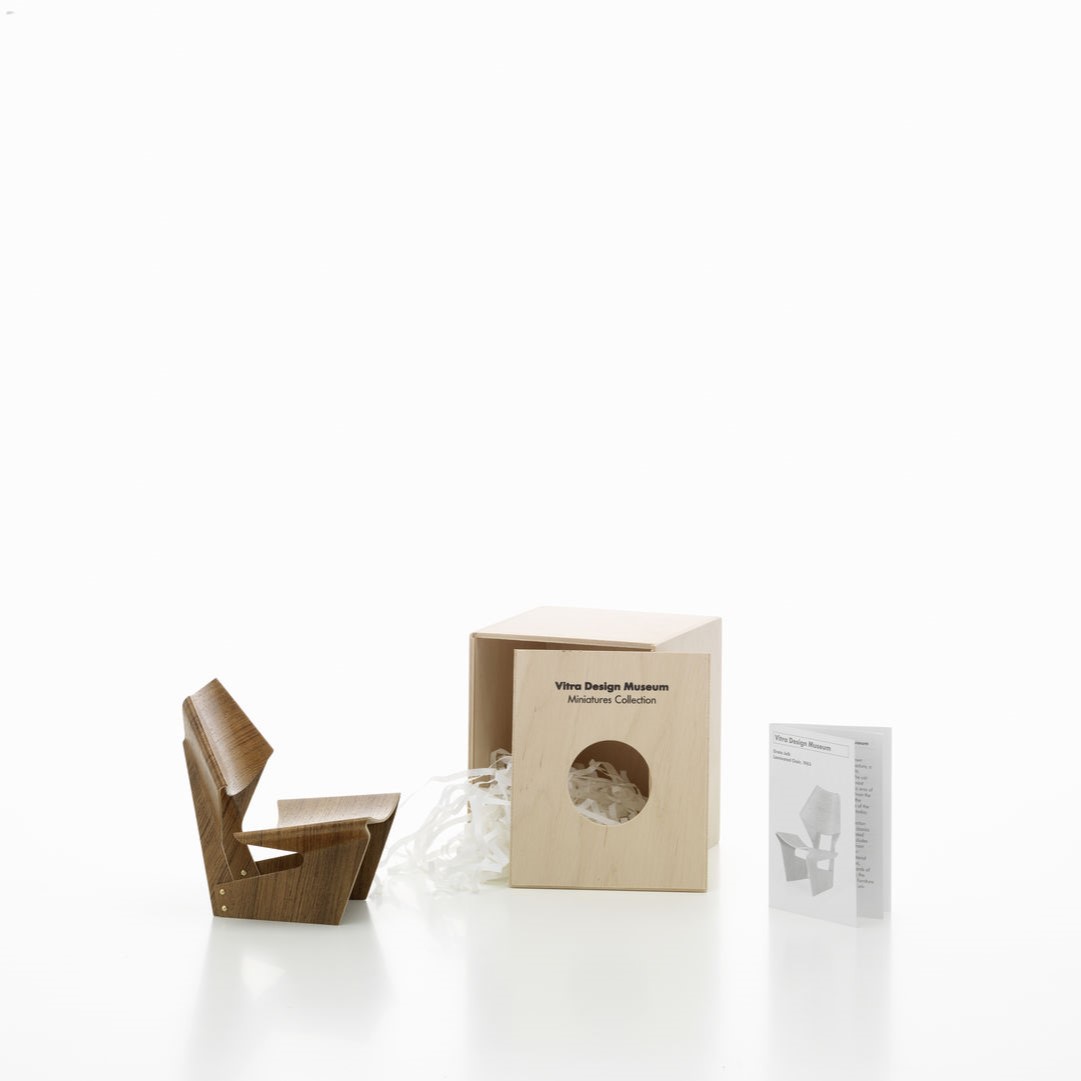 https://bo.alinhadavizinha.com/FileUploads/produtos/acessorios/casa/202_573_01_miniatures-collection_laminated-chair_3.jpg