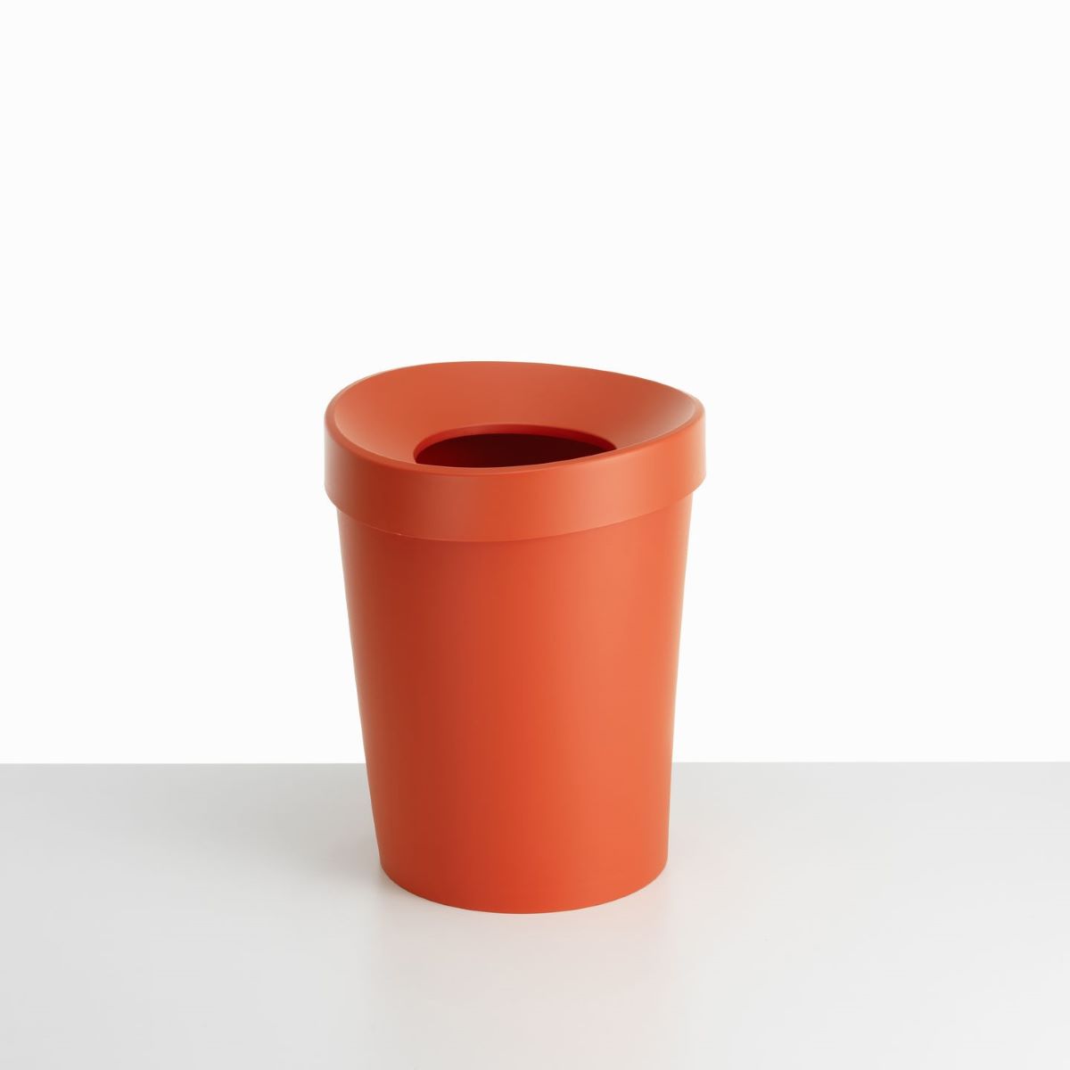 https://bo.alinhadavizinha.com/FileUploads/produtos/acessorios/casa/203_155_04_happy-bin_l_vermelho_1.jpg