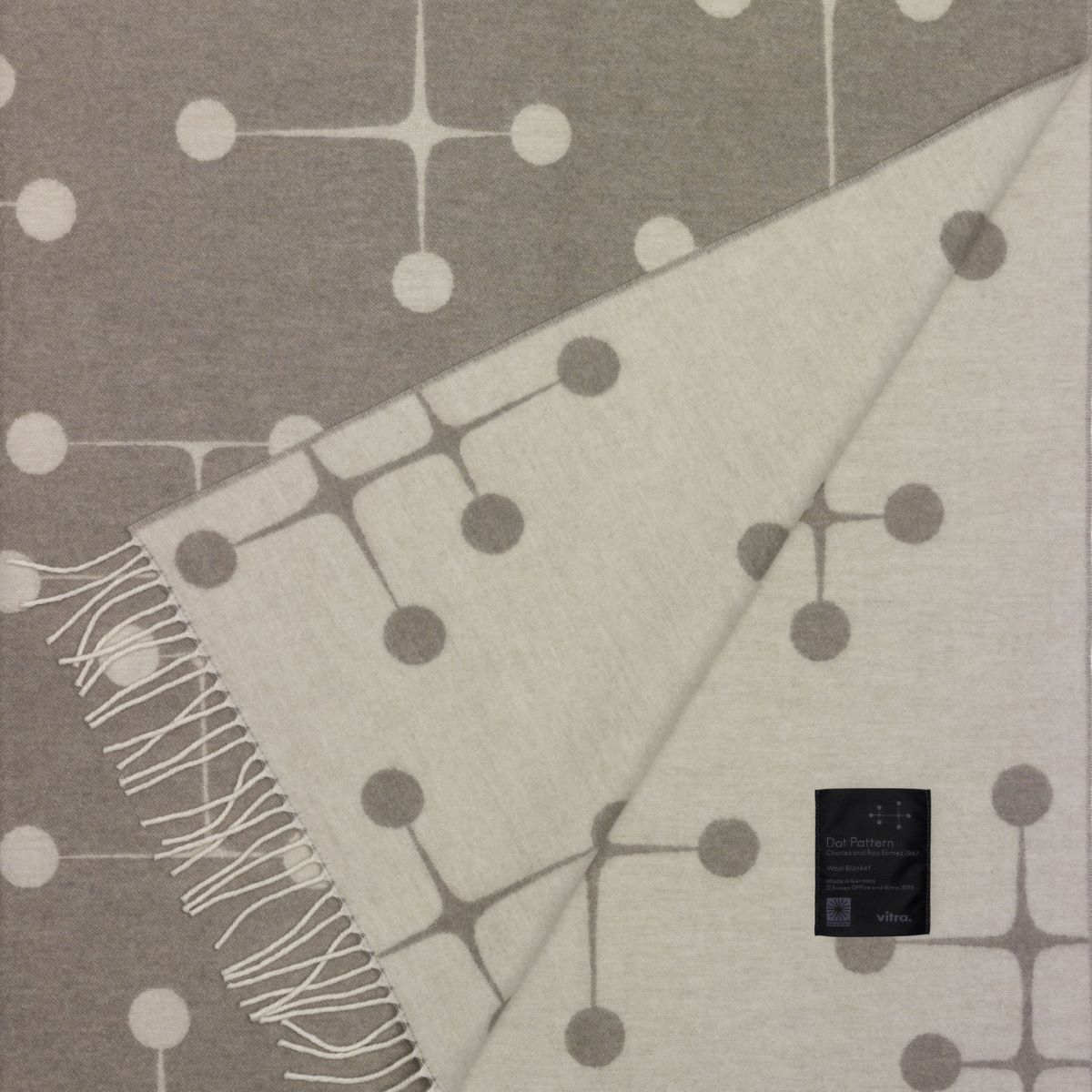 https://bo.alinhadavizinha.com/FileUploads/produtos/acessorios/casa/203_529_97_eames-wool-blanket_cinza_1.jpg
