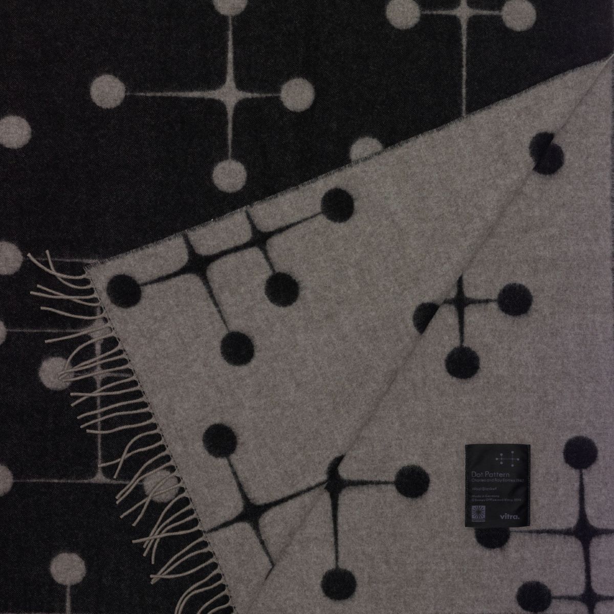 https://bo.alinhadavizinha.com/FileUploads/produtos/acessorios/casa/203_529_99_eames-wool-blanket_preto_1.jpg