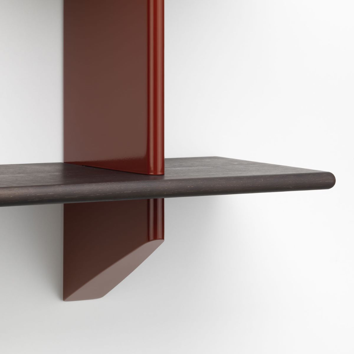 https://bo.alinhadavizinha.com/FileUploads/produtos/acessorios/casa/213_027_12_rayonnage-mural_vermelho-e-carvalho-escuro_3.jpg