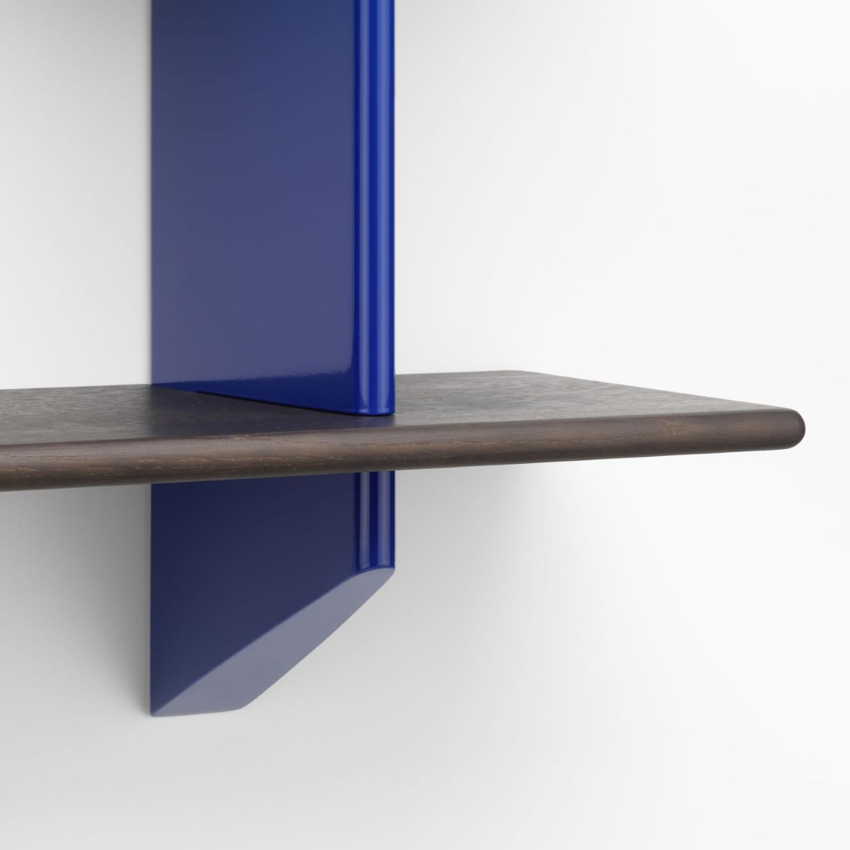 https://bo.alinhadavizinha.com/FileUploads/produtos/acessorios/casa/213_027_32_rayonnage-mural_azul-eletrico-e-carvalho-escuro_3.jpg